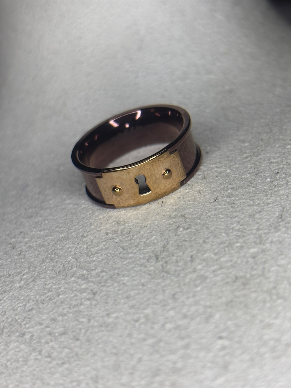 Fossil Keyhole Accent Band Ring - Gold